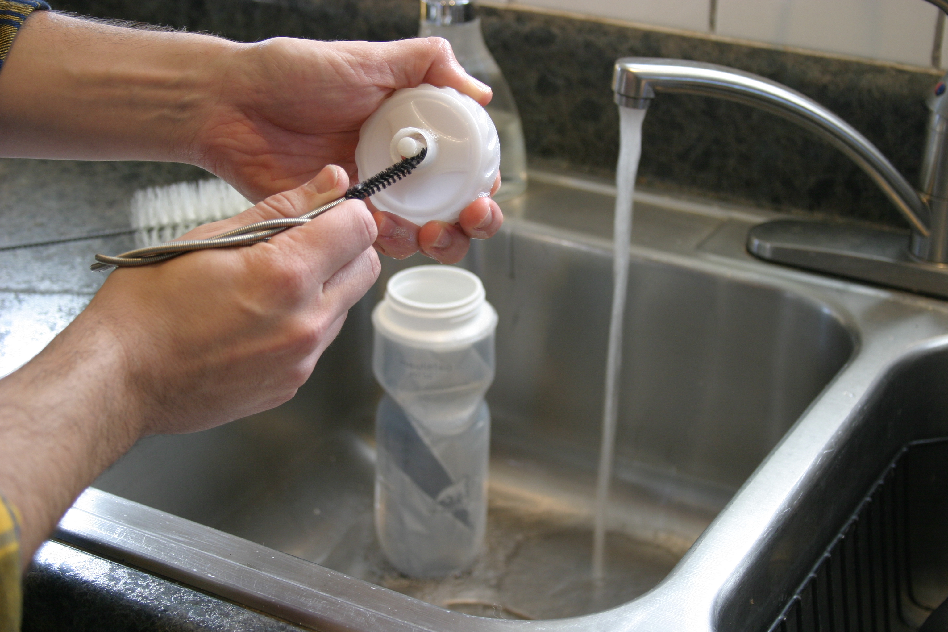 How to clean a reusable water bottle