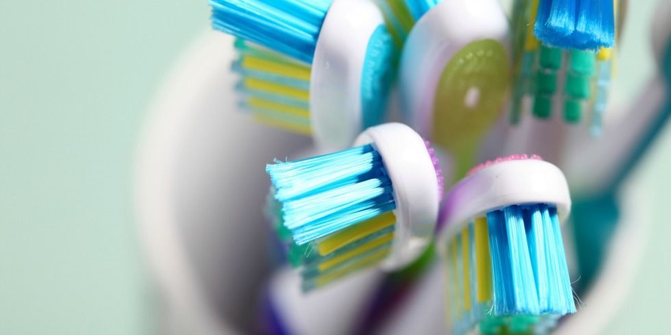 landscape-1433346524-toothbrush-storage-mistake