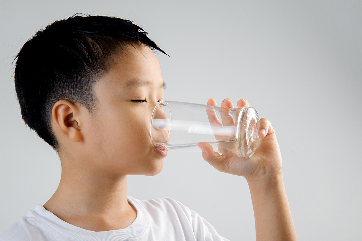 Removing hard water stains from glasses