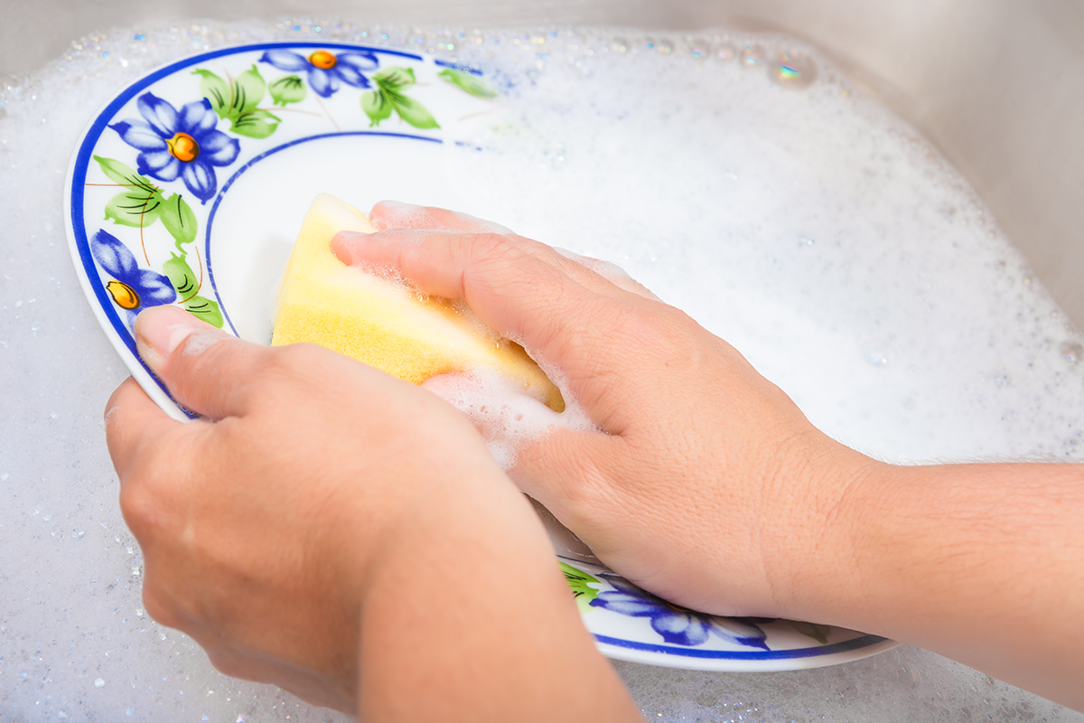 How to Wish Dishes So That You Save Soap, Water, and Time